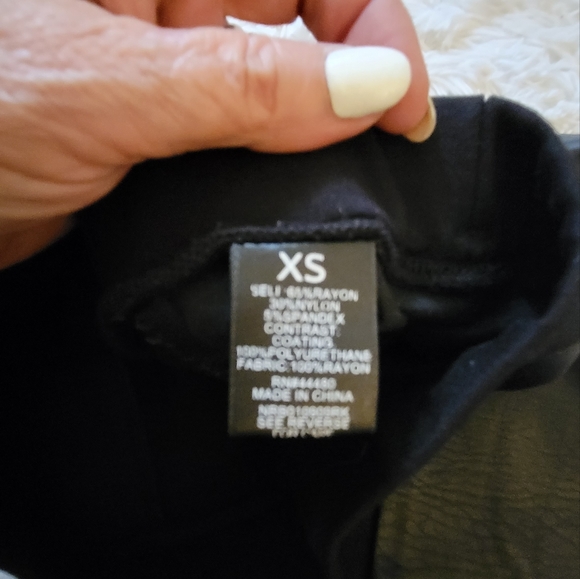 Ladies extra small black leggings with leather look n side panels - Picture 3 of 4